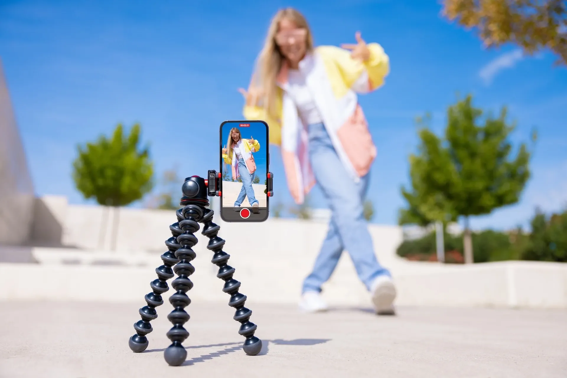 foto mostra uma menina gravando um vídeo pelo seu celular simbolizando a importância da live para seu negócio